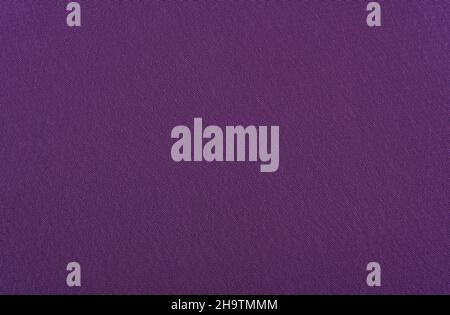 Der Hintergrund ist aus violettem Material. Stoff zum Nähen von Kleidung im dunklen Farbton. Textur Stockfoto