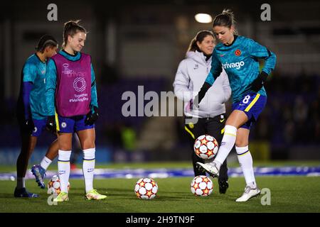 Chelsea's Melie Leupolz erwärmt sich vor dem UEFA Women's Champions League, Gruppe A Spiel in Kingsmeadow, London. Bilddatum: Mittwoch, 8. Dezember 2021. Stockfoto