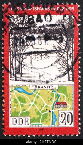 DDR - UM 1981: Eine in der DDR gedruckte Briefmarke zeigt Ansicht und Karte des Branitz-Parks, Cottbus, Deutschland, um 1981 Stockfoto
