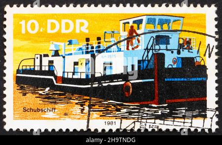 DDR - UM 1981: Eine in der DDR gedruckte Briefmarke zeigt Tugboat, River Boat, um 1981 Stockfoto