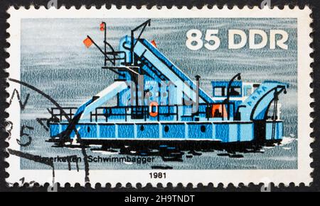 DDR - UM 1981: Eine in der DDR gedruckte Briefmarke zeigt Bucket Dredger, Flussboot, um 1981 Stockfoto