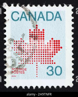 KANADA - UM 1981: Eine in Kanada gedruckte Marke zeigt Maple Leaf, kanadisches Symbol, um 1981 Stockfoto