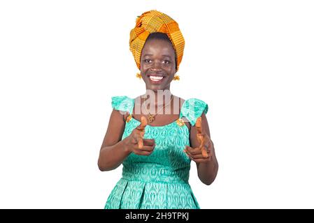 Eine schöne junge Frau, die mit ihren Fingern eine Pistolengeste zur Kamera macht, drückt ihre Wahl aus. Stockfoto