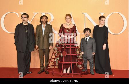 London, Großbritannien. 07th Dez 2021. Joe Wright, Kelvin Harrison Jr., Haley Bennett, Peter Dinklage und Erica Schmidt nehmen an der britischen Premiere von „Cyrano“ am Odeon Luxe Leicester Square in London, England, Teil. Dienstag, 7th. Dezember 2021. Kredit: SOPA Images Limited/Alamy Live Nachrichten Stockfoto