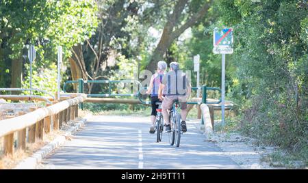 Älteres Paar auf einem Radweg. Stockfoto