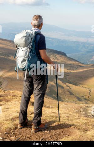 Bergwandern, Wanderer bewundern die Aussicht vom Gipfel Otovitsa auf 2697 m auf dem europäischen Fernwanderweg E4, Rila, Bulgarien Stockfoto