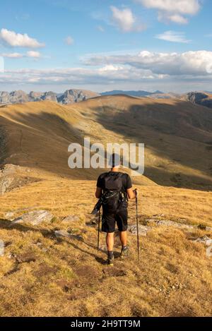 Wanderer am Otovitsa Ridge auf dem Europäischen Fernwanderweg E4, Rila Mountain, Bulgarien Stockfoto