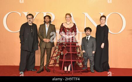 London, Großbritannien. 07th Dez 2021. Joe Wright, Kelvin Harrison Jr., Haley Bennett, Peter Dinklage und Erica Schmidt nehmen an der britischen Premiere von „Cyrano“ am Odeon Luxe Leicester Square in London, England, Teil. Dienstag, 7th. Dezember 2021. (Foto von James Warren/SOPA Images/Sipa USA) Quelle: SIPA USA/Alamy Live News Stockfoto