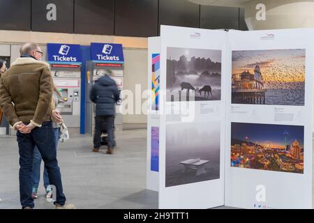 London UK 08 December 2021: Eine Ausstellung preisgekrönter Bilder vom Wettbewerb 2021, unterstützt von Network Rail, im Bahnhof London Bridge, England. Quelle: Xiu Bao/Alamy Live News Stockfoto