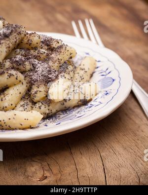 mohnnudeln, Holz, Tisch, Pasta, Österreich, Süß, Gericht, mohn, typisch, Dessert, Kartoffeln, Semmelbrösel, Gebäck, Puderzucker, weiß, Holztisch Stockfoto