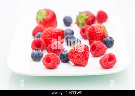 Bunt, viele, Erdbeeren, Himbeeren, Blaubeeren, Weiß, rot, blau, Platte, Hintergrund, Schatten, Reflexion, weiß, isoliert, isoliert, Obst, fru Stockfoto