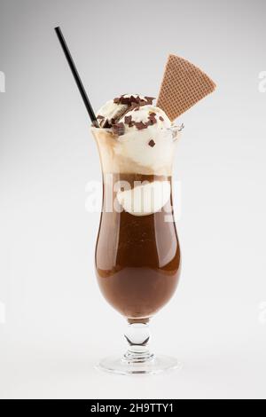 eiskaffee, Kaffee, Eis, Schokolade, Waffeln, Stroh, Schokoladenstreuseln, Vanilleeis, weiß, braun, Glas, Vanille, Eisbecher, Severa Stockfoto