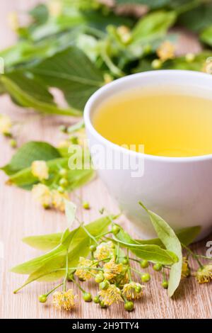 Tee, Lindenblüten-Tee, Lindenblüte, Limette, Blumen, Frisch, Blätter, frisch, Holz, Kräuter, Medizin, Tasse, grün, heiß, in der Nähe, Details, viele, Kraut, gelb, Stockfoto