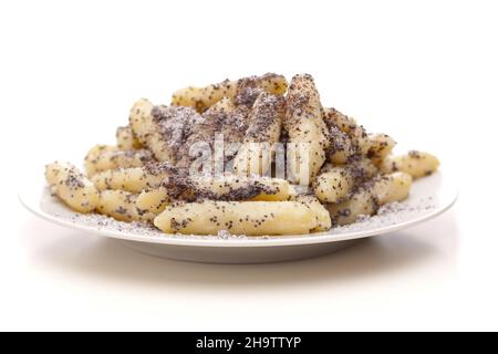 mohnnudeln, weiß, Teller, Hintergrund, Tisch, Österreich, mohn, typisch, süß, Dessert, Kartoffeln, Semmelbrösel, Gebäck, Puderzucker, isoliert, Stockfoto