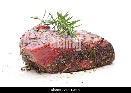 Roastbeef, Rindfleisch, rohe Kräuter, Rosmarin, Gewürzkruste, Marinade, Pfeffer mariniert, Gewürz, Zweig, Rosmarinzweig, Braten, Fett, schwarz, ganz, Fleisch, Frisch, Stockfoto