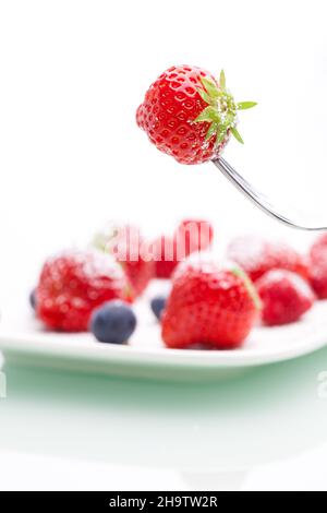 Gabel, Erdbeere, Puderzucker, Erdbeeren, Zucker, Teller, weiß, Hintergrund, vorne, Heidelbeeren, Schatten, Himbeeren, Spiegelung, weiß, isoliert, Stockfoto