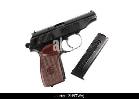 Draufsicht auf eine Makarov-Pistole und ein separates Magazin für Patronen. Makarov Pistole auf weißem Hintergrund. Stockfoto