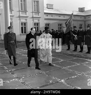 Warszawa, 1969-12-05. Podczas uroczystoœci w Belwederze, nowo mianowany ambasador nadzwyczajny i pe³nomocny Republiki Mali - Tidiani Guisse z³o¿y³ listy uwierzytelniaj¹ce na rêce wiceprzewodnicz¹cego Rady Pañstwa PRL - Boles³awa Podwornego. NZ. Przemarsz ambasadora Tidiani Guisse przed Kompani¹ Honorow¹ Wojska Polskiego w obecnoœci dyrektora Protoko³u Dyplomatycznego MSZ Edwarda Bartola (L). mta PAP/Zbigniew Matuszewski Warschau, 5. Dezember 1969. Der neu ernannte außerordentliche und planipotentiarische Botschafter von Mali Tidiani Guisse überreicht dem stellvertretenden Vorsitzenden des Staates Akkreditive Stockfoto