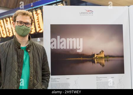 London UK 08 December 2021: Eine Ausstellung preisgekrönter Bilder vom Wettbewerb 2021, unterstützt von Network Rail, im Bahnhof London Bridge, England. Quelle: Xiu Bao/Alamy Live News Stockfoto