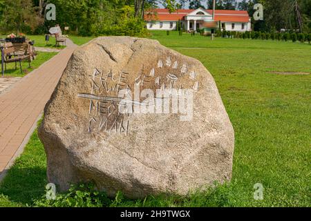 Sula Dorf, 14, Stolbtsowski Bezirk, Gebiet Minsk, Weißrussland. 9. August 2019. Ein Stein, der den Ort der Macht anzeigt. Stockfoto