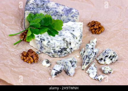 Scheiben und Dreiecke aus dänischem Blauschimmel (dorblue) mit Schimmel auf hellem Hintergrund. Stockfoto