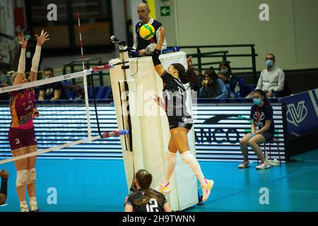 Monza, Italien. 08th Dez 2021. Spitze von KIMBERLY DREWNIOK (ASPTT Mulhouse) während Vero Volley Monza gegen Asptt Mulhouse, CEV Champions League Volleyball Spiel der Frauen in Monza, Italien, Dezember 08 2021 Quelle: Independent Photo Agency/Alamy Live News Stockfoto