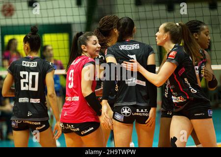 Monza, Italien. 08th Dez 2021. LEA SOLDAT (ASPTT Mulhouse) und Teamkollegen während Vero Volley Monza gegen Asptt Mulhouse, CEV Champions League Frauen-Volleyballspiel in Monza, Italien, Dezember 08 2021 Quelle: Independent Photo Agency/Alamy Live News Stockfoto