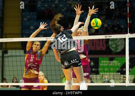 Monza, Italien. 08th Dez 2021. Spitze von ANNA HAAK (ASPTT Mulhouse) während Vero Volley Monza gegen Asptt Mulhouse, CEV Champions League Frauen-Volleyballspiel in Monza, Italien, Dezember 08 2021 Quelle: Independent Photo Agency/Alamy Live News Stockfoto