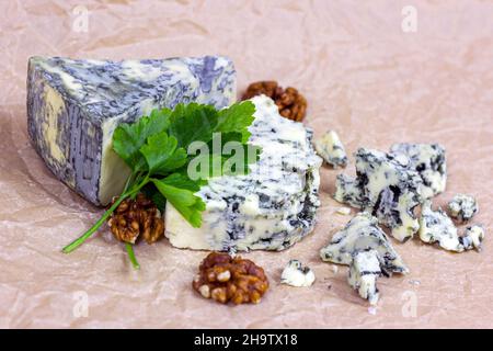 Scheiben und Dreiecke aus dänischem Blauschimmel (dorblue) mit Schimmel auf hellem Hintergrund. Stockfoto