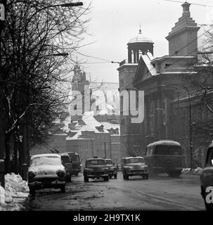 Warszawa, 1969-12-05. Krakowskie Przedmieœcie. NZ. Widoczny Koœció³ pw. œw. Anny oraz w tle kamienice Starego Miasta i Archikatedra œw. Jana Chrzciciela. Ad PAP/Adam Urbanek Warschau, 5. Dezember 1969. Krakowskie Przedmiescie Street. Im Bild: St. Anna Kirche, im Hintergrund Altstadtgebäude und Johannes Baptist Erzkathedrale. Ad PAP/Adam Urbanek Stockfoto