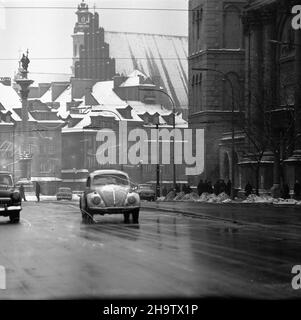 Warszawa, 1969-12-05. Starren Sie Miasto. NZ. Widoczne kamienice Starego Miasta, Archikatedra œw. Jana Chrzciciela oraz Kolumna Zygmunta III Wazy. Ad PAP/Adam Urbanek Warschau, 5. Dezember 1969. Die Altstadt. Im Bild: Altstadtgebäude, Johannes-Baptist-Erzkathedrale und die Vasa-Säule Sigismund III. Ad PAP/Adam Urbanek Stockfoto