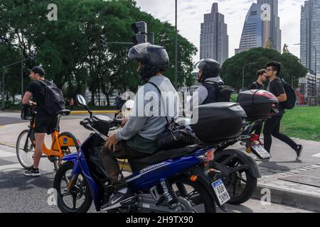 Buenos Aires, Argentinien. 22. November 2019: 2 Fahrräder und 1 Fahrräder am Rande von Costanera, Buenos Aires Stockfoto