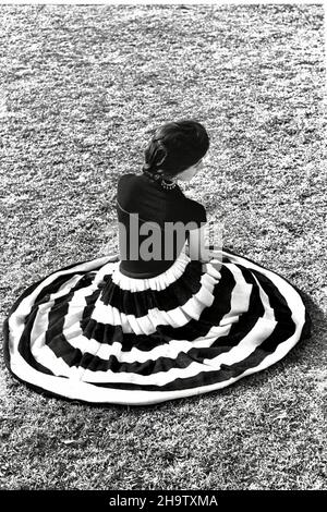 Ein auffallendes schwarz-weißes Outfit von Maskit. Stockfoto