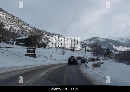 Canillo, Andorra: 2021. Dezember 8: Verkehr an einem Tag mit viel Schnee in Andorra in den Pyrenäen. Stockfoto