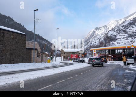 Canillo, Andorra: 2021. Dezember 8: Verkehr an einem Tag mit viel Schnee in Andorra in den Pyrenäen. Stockfoto