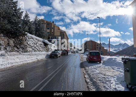 Canillo, Andorra: 2021. Dezember 8: Verkehr an einem Tag mit viel Schnee in Andorra in den Pyrenäen. Stockfoto