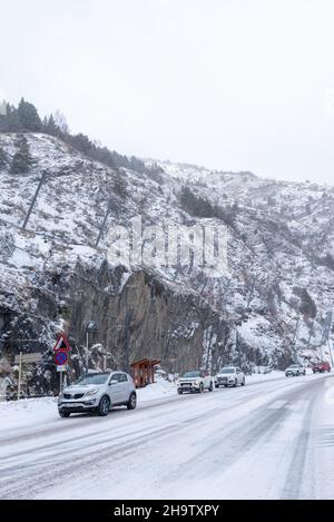 Canillo, Andorra: 2021. Dezember 8: Verkehr an einem Tag mit viel Schnee in Andorra in den Pyrenäen. Stockfoto