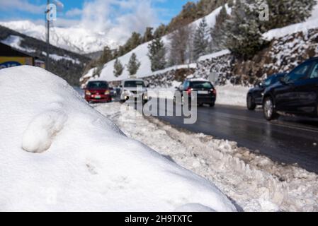 Canillo, Andorra: 2021. Dezember 8: Trafic an einem verschneiten Tag in Bordes d en valira in Andorra in den Pyrenäen. Stockfoto