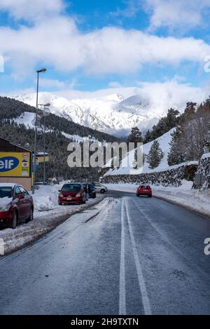 Canillo, Andorra: 2021. Dezember 8: Trafic an einem verschneiten Tag in Bordes d en valira in Andorra in den Pyrenäen. Stockfoto