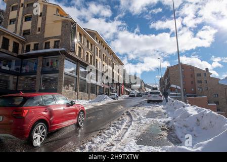Canillo, Andorra: 2021. Dezember 8: Trafic an einem verschneiten Tag in Bordes d en valira in Andorra in den Pyrenäen. Stockfoto