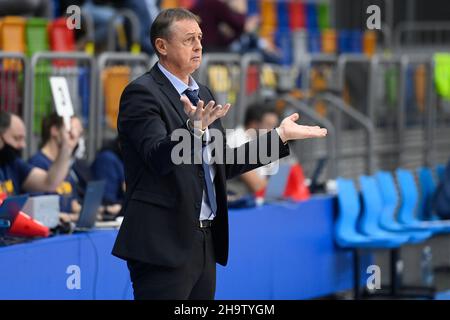 Prag, Tschechische Republik. 08th Dez 2021. Trainer von Montpellier Valery Demory in Aktion während des Basketball EuroLeague Frauen Gruppe A, 8th Runde Spiel: USK Praha vs Lattes Montpellier in Prag, Tschechische Republik, 8. Dezember 2021. Quelle: Ondrej Deml/CTK Photo/Alamy Live News Stockfoto