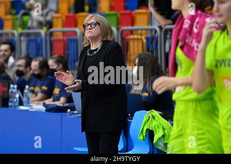 Prag, Tschechische Republik. 08th Dez 2021. Trainer der USK Praha Natalia Hejkova in Aktion während des Basketball EuroLeague Frauen Gruppe A, 8th Runde Spiel: USK Praha vs Lattes Montpellier in Prag, Tschechische Republik, 8. Dezember 2021. Quelle: Ondrej Deml/CTK Photo/Alamy Live News Stockfoto