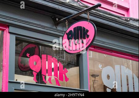 Edinburgh, Schottland - 20. Nov 2021: Das Zeichen für das Oink Restaurant in Edinburgh. Stockfoto