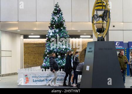 Am Bahnhof London Bridge wird ein Weihnachtsbaum errichtet, der allen ein frohes Weihnachtsfest wünscht England Stockfoto