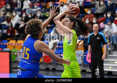 Prag, Tschechische Republik. 08th Dez 2021. Von links Celia Riviere aus Montpellier und Dragana Stankovic von USK in Aktion während des Basketball EuroLeague Women Gruppe A, 8th Runde Spiel: USK Praha vs Lattes Montpellier in Prag, Tschechische Republik, 8. Dezember 2021. Quelle: Ondrej Deml/CTK Photo/Alamy Live News Stockfoto
