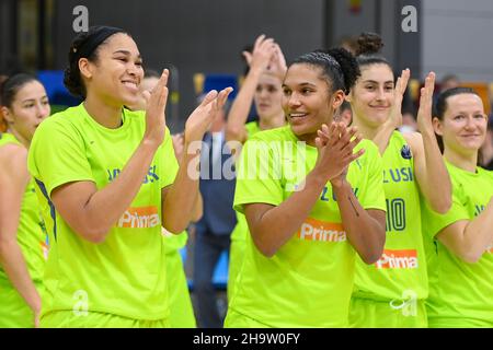 Prag, Tschechische Republik. 08th Dez 2021. Basketballspieler der USK Praha (Prag) feiern den Sieg nach dem Basketball EuroLeague Women Group A, 8th Runde Spiel: USK Praha vs Lattes Montpellier in Prag, Tschechische Republik, 8. Dezember 2021. Quelle: Ondrej Deml/CTK Photo/Alamy Live News Stockfoto