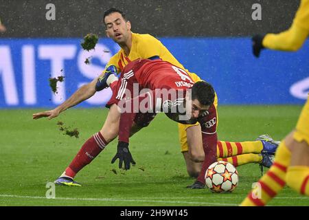 München, Deutschland. 08th Dez 2021. Robert LEWANDOWSKI (FC Bayern München), Action, Duelle gegen Ronald ARAUJO (FC Barcelona). Soccer Champions League Group E/FC Bayern München - FC Barcelona am 8th. Dezember 2021, ALLIANZAREN A. Quelle: dpa/Alamy Live News Stockfoto