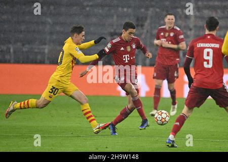 München, Deutschland. 08th Dez 2021. Jamal MUSIALA (FC Bayern München), Action, Duelle gegen GAVI (FC Barcelona). Soccer Champions League Group E/FC Bayern München - FC Barcelona am 8th. Dezember 2021, ALLIANZAREN A. Quelle: dpa/Alamy Live News Stockfoto