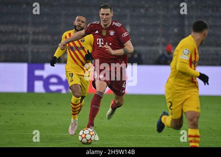 München, Deutschland. 08th Dez 2021. Niklas SUELE (FC Bayern München) am Ball, Action. Soccer Champions League Group E/FC Bayern München - FC Barcelona am 8th. Dezember 2021, ALLIANZAREN A. Quelle: dpa/Alamy Live News Stockfoto