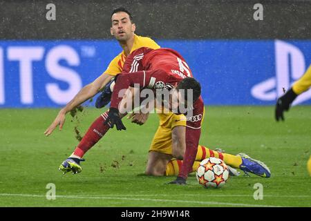 München, Deutschland. 08th Dez 2021. Robert LEWANDOWSKI (FC Bayern München), Action, Duelle gegen Ronald ARAUJO (FC Barcelona). Soccer Champions League Group E/FC Bayern München - FC Barcelona am 8th. Dezember 2021, ALLIANZAREN A. Quelle: dpa/Alamy Live News Stockfoto